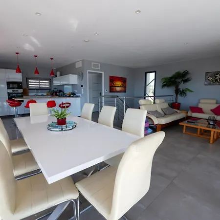 Superbe Vue Jusqu'a 14 Couchages Les Maures Entre Hyeres Et Le Lavandou 4 Etoiles Piscine Chauffee Сasa de vacaciones *