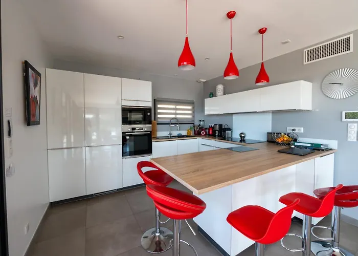 Superbe Vue Jusqu'a 14 Couchages Les Maures Entre Hyeres Et Le Lavandou 4 Etoiles Piscine Chauffee