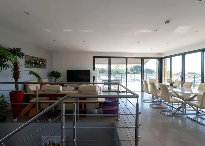 Superbe Vue Jusqu'a 14 Couchages Les Maures Entre Hyeres Et Le Lavandou 4 Etoiles Piscine Chauffee Feriehus